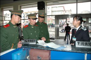 边检站官兵来客运站进行学习交流