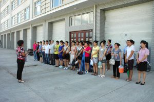 华宇员工到开发区参加义务劳动