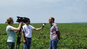 中央电视台采访境外园区种植情况