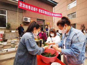 华宇集团党委参加西山社区组织的 “慰贫困、迎端午、包粽子”活动￼